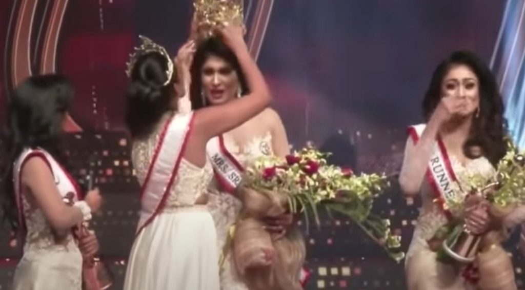 Câștigătoarea „Mrs. Sri Lanka“, rănită la cap pe scenă. Momentul în care o fostă concurentă îi smulge coroana. VIDEO
