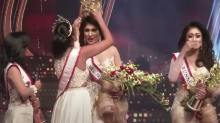 Câștigătoarea „Mrs. Sri Lanka“, rănită la cap pe scenă. Momentul în care o fostă concurentă îi smulge coroana. VIDEO