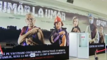 În București au apărut panouri de reclamă la vaccin. Medici, avocați sau instalatori și-au dezgolit umărul și au devenit modele