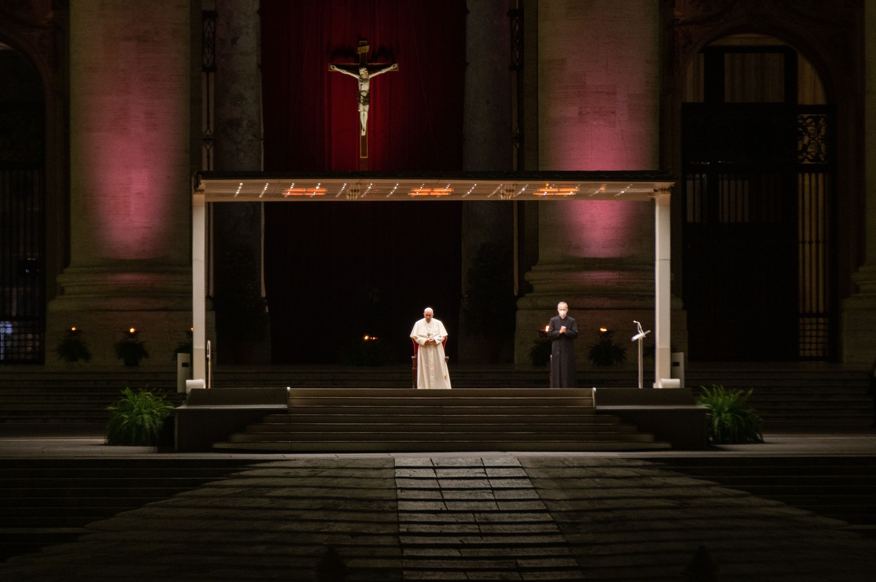 Al doilea an la rând când Papa Francisc oficiază slujba din Vinerea Mare fără enoriași