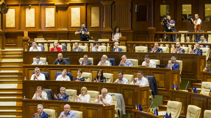 Dezvăluiri șocante din Parlamentul Republcii Moldova. Un deputat ar fi fost violat de șase oameni de afaceri. VIDEO