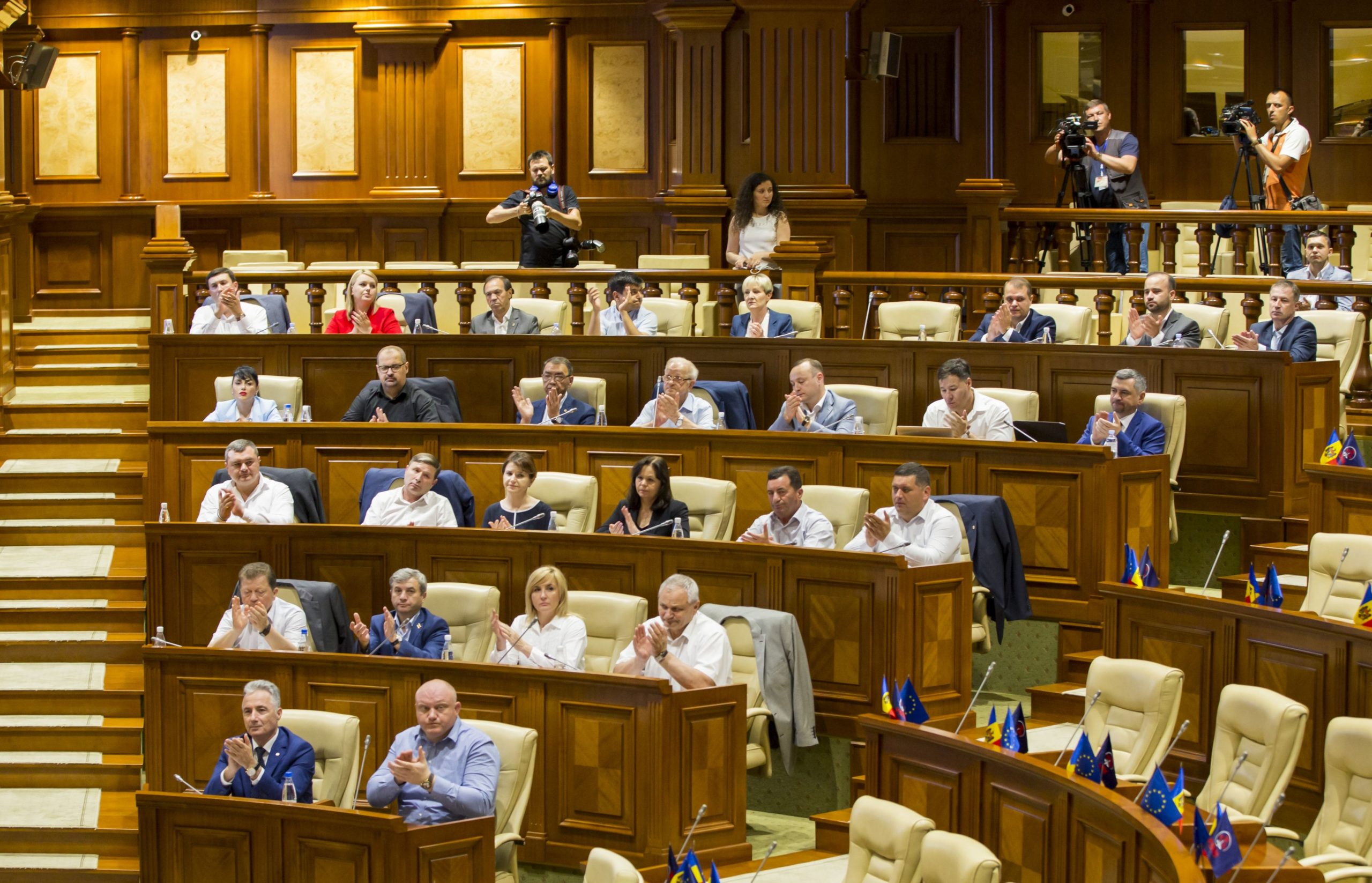 Dezvăluiri șocante din Parlamentul Republcii Moldova. Un deputat ar fi fost violat de șase oameni de afaceri. VIDEO