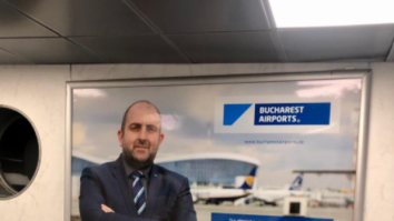 Portretul lui Cosmin Pesteșan, directorul Companiei Aeroporturi București, a fost afișat pe panourile de la Otopeni. „Toate aeroporturile mari își promovează oamenii”