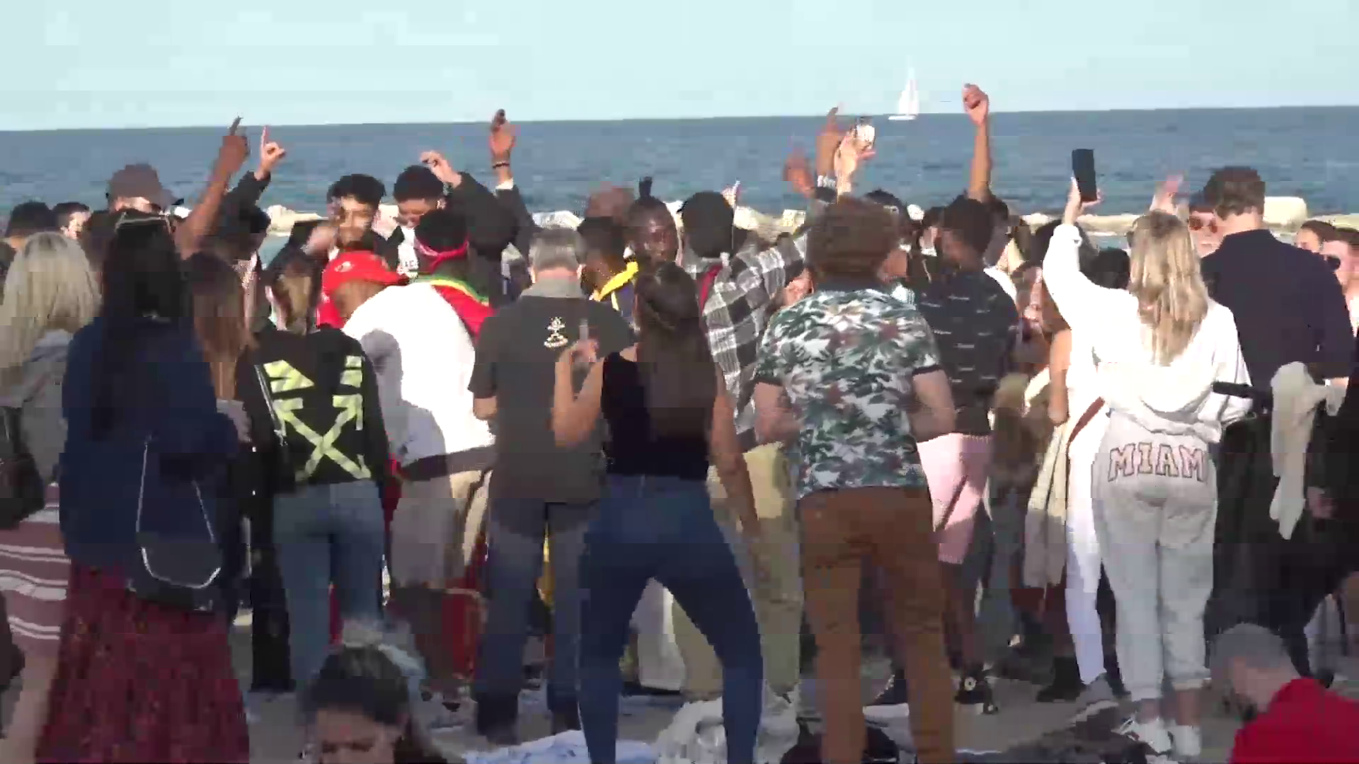 100 de tineri au petrecut de Paște pe plajă în Barcelona. Poliția nu a intervenit