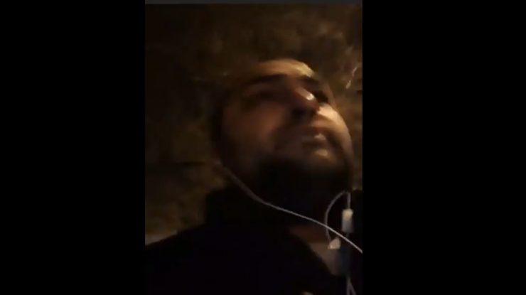 VIDEO. Un bărbat a difuzat pe Facebook momentul în care a atacat un poliţist cu un cuţit chiar în sediul unei secţii de Poliţie