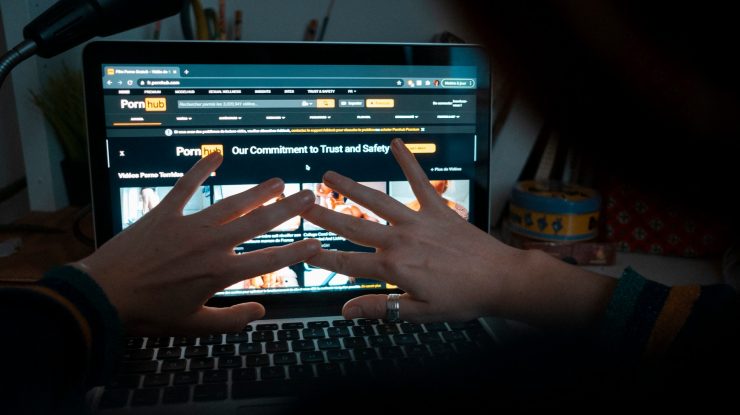 O nouă escrocherie în rândul utilizatorilor de site-uri porno: Sunt șantajați că au fost filmați în ipostaze intime