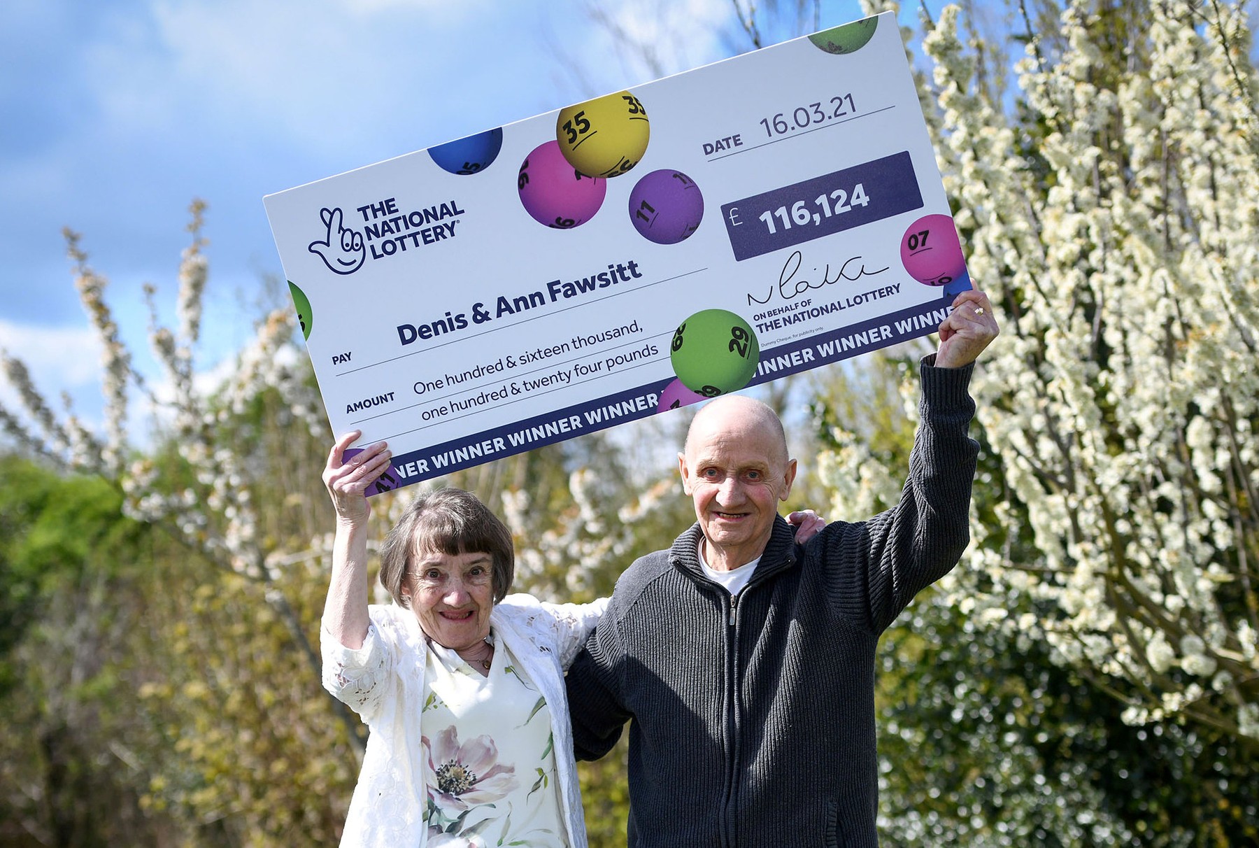 Un bărbat de 80 de ani a nimerit numerele câștigătoare la loto după ce și-a uitat ochelarii acasă