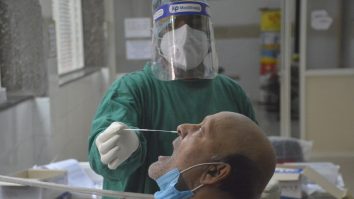 Peste 161.000 de infectări cu SARS-CoV-2 în India, cel mai mare număr zilnic din lume