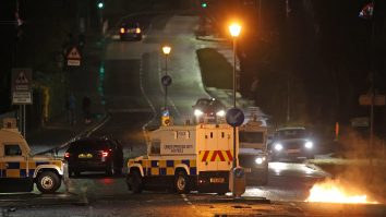 Violențe în Irlanda de Nord, pe fondul nemulțumirii față de acordul Brexit. Polițiștii au fost atacați cu sticle incendiare
