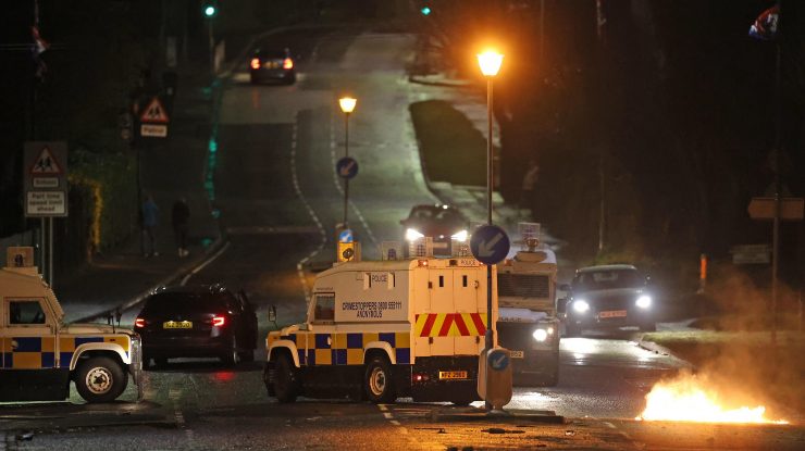 Violențe în Irlanda de Nord, pe fondul nemulțumirii față de acordul Brexit. Polițiștii au fost atacați cu sticle incendiare