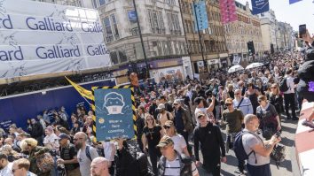 Ungaria și-a redeschis barurile și terasele, în timp ce britanicii au ieșit să protesteze pașnic împotriva lockdown-ului