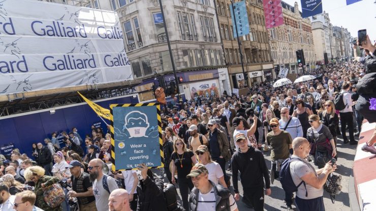 Ungaria și-a redeschis barurile și terasele, în timp ce britanicii au ieșit să protesteze pașnic împotriva lockdown-ului