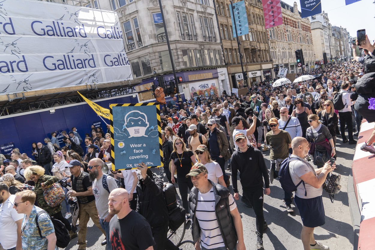 Ungaria și-a redeschis barurile și terasele, în timp ce britanicii au ieșit să protesteze pașnic împotriva lockdown-ului
