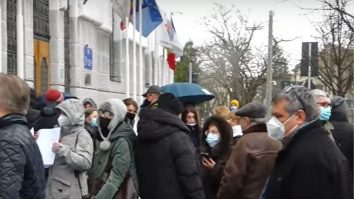 Zeci de oameni și-au arătat revolta față de protestele din țară: „Am ieșit împotriva acelor pitecantropi, scăpați din niște grote“