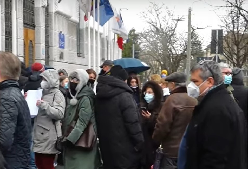 Zeci de oameni și-au arătat revolta față de protestele din țară: „Am ieșit împotriva acelor pitecantropi, scăpați din niște grote“