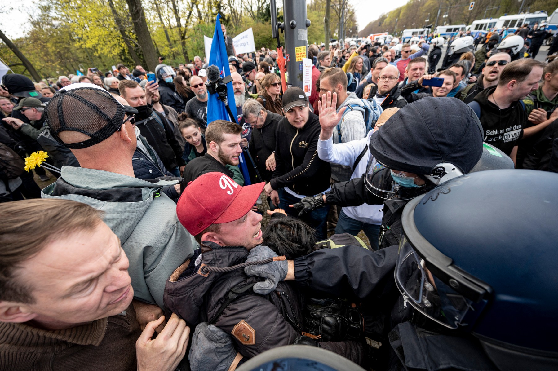 În jur de 8.000 de persoane protestează față de restricții în Berlin. Cel puţin 40 de manifestanţi au fost reţinuţi