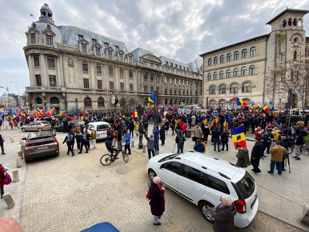 Aproximativ 300 de oameni s-au strâns în centrul Bucureștiului pentru a protesta împotriva restricțiilor. FOTO-VIDEO