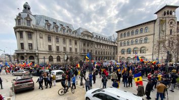 Aproximativ 300 de oameni s-au strâns în centrul Bucureștiului pentru a protesta împotriva restricțiilor. FOTO-VIDEO