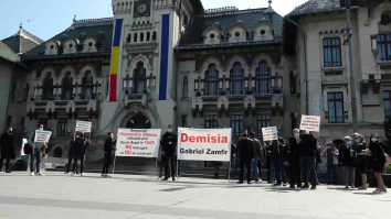 140 de angajați ai Filarmonicii Oltenia, în șomaj tehnic, protestează prin muzică: „Am devenit corul sclavilor”