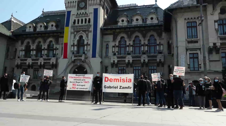 140 de angajați ai Filarmonicii Oltenia, în șomaj tehnic, protestează prin muzică: „Am devenit corul sclavilor”