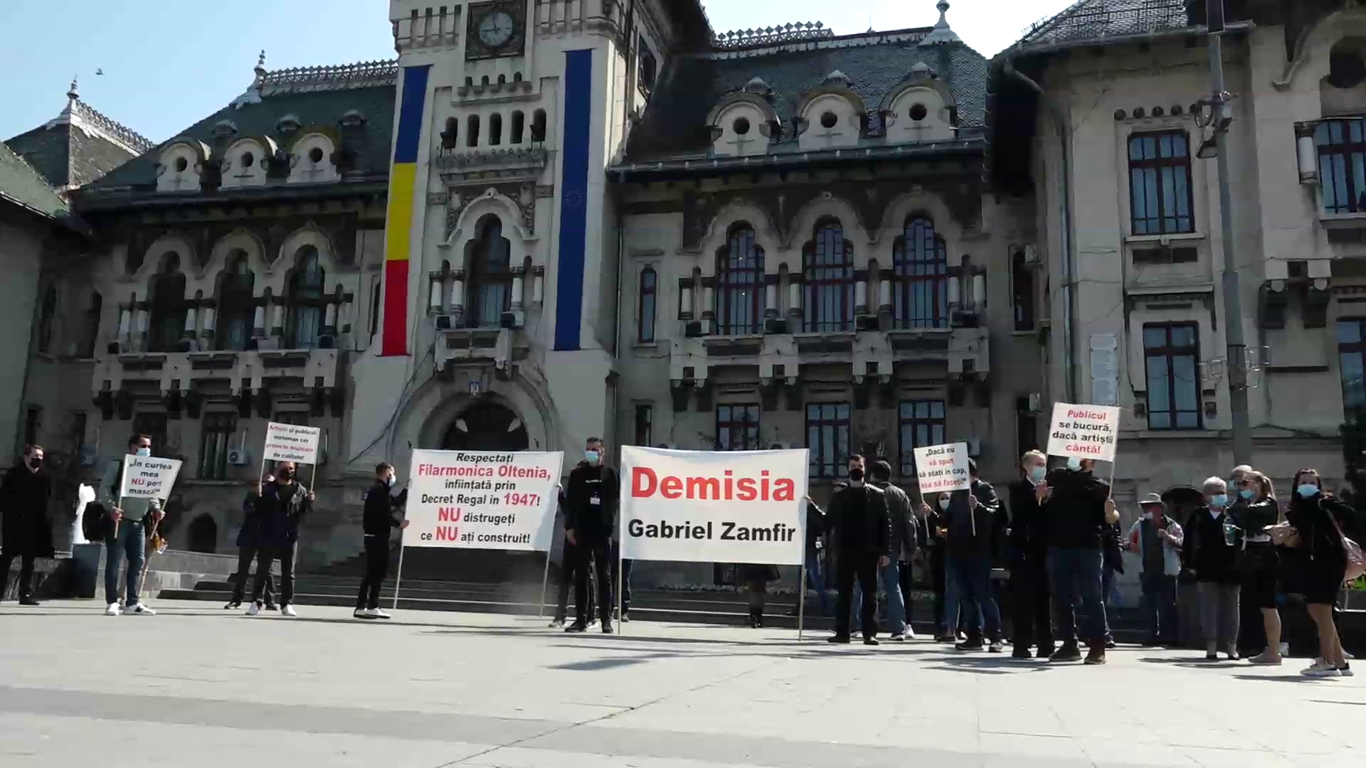 140 de angajați ai Filarmonicii Oltenia, în șomaj tehnic, protestează prin muzică: „Am devenit corul sclavilor”