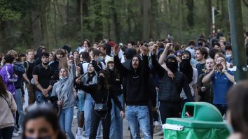 Proteste în Belgia pe fondul restricțiilor, pornite de la o păcăleală de 1 aprilie: 26 de poliţişti au fost răniţi