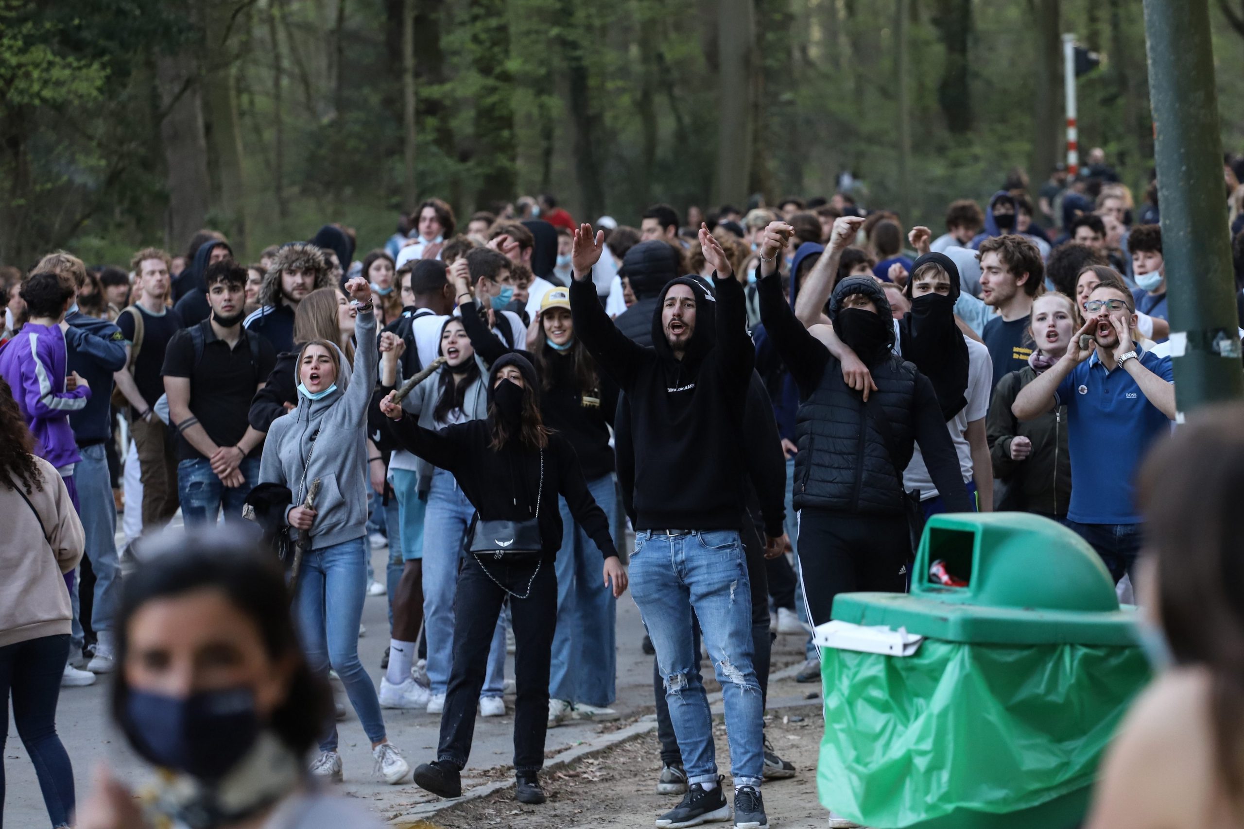 Proteste în Belgia pe fondul restricțiilor, pornite de la o păcăleală de 1 aprilie: 26 de poliţişti au fost răniţi