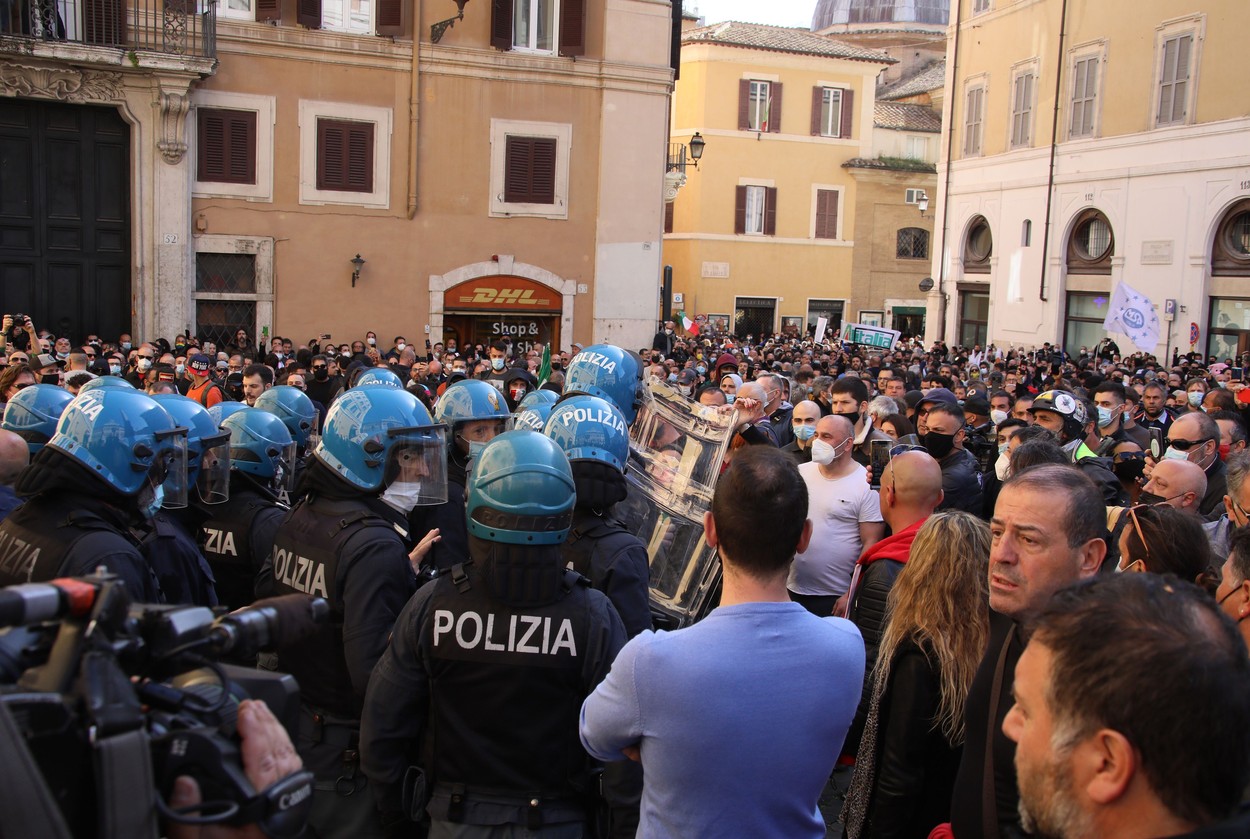 Violenţe la Roma, în timpul unui protest anti-restricţii. Mai mulţi poliţişti au fost răniţi
