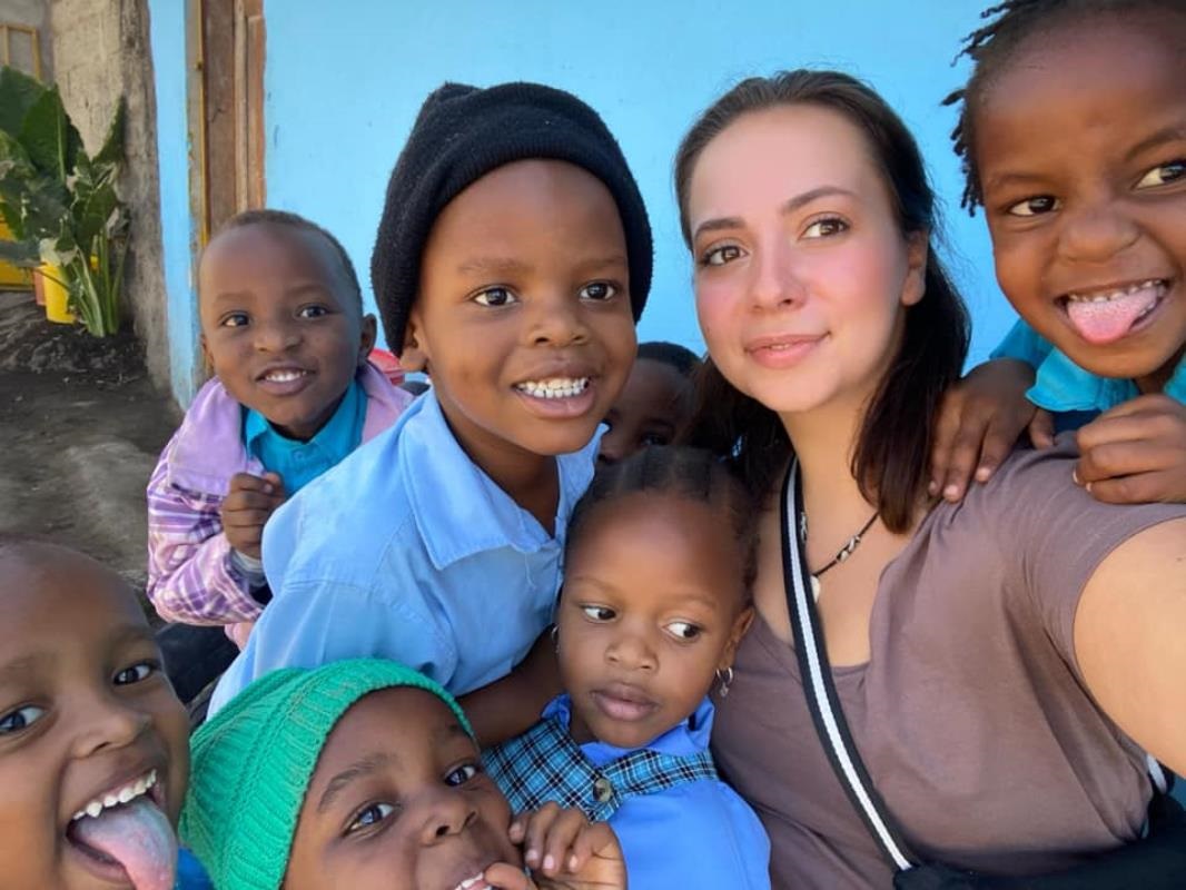 Povestea unei românce care a renunțat la jobul din țară pentru a fi profesor în Tanzania. „Mă simt împlinită”