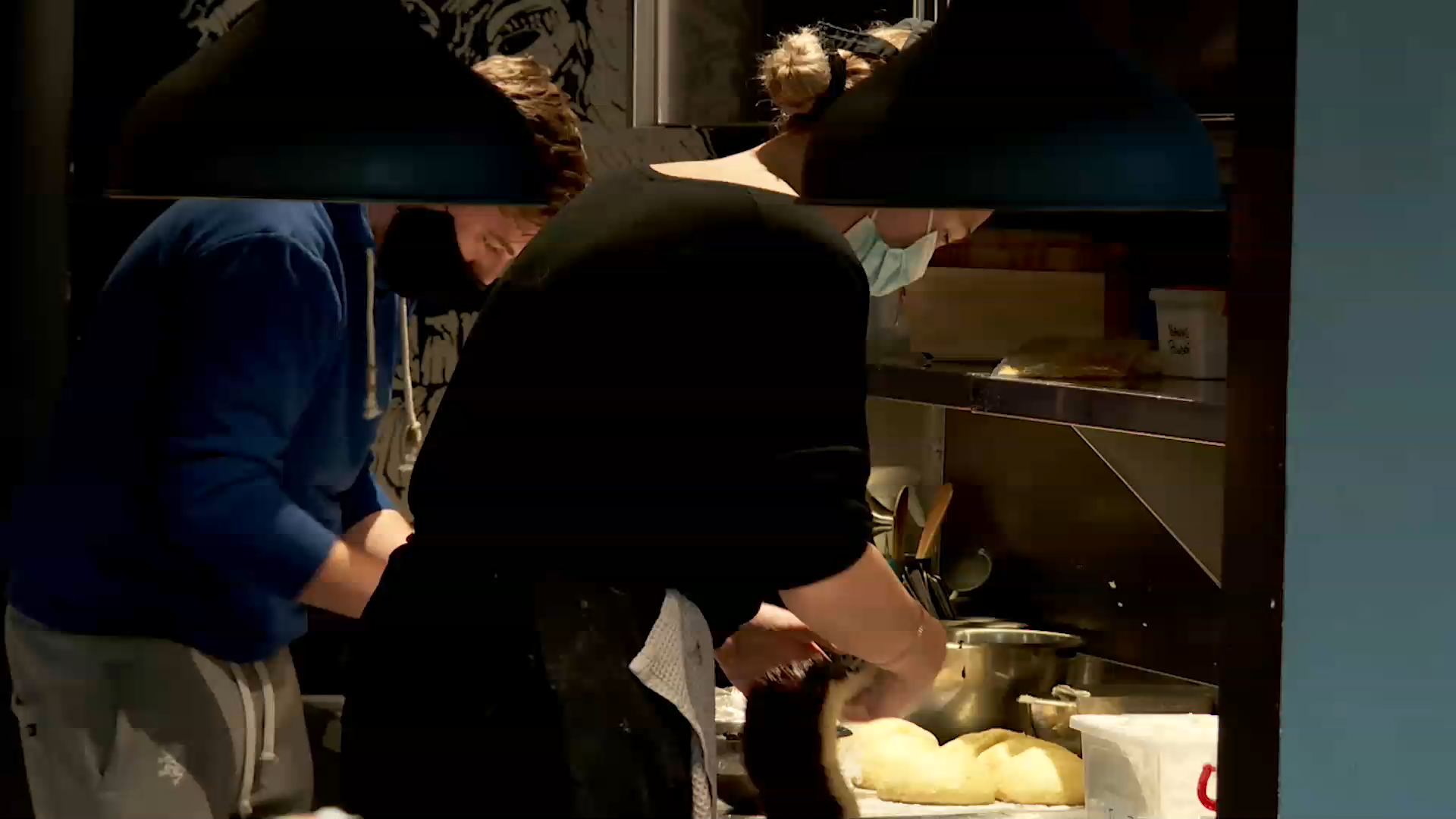 Vaccinul intră în meniu. Restaurantele s-ar putea redeschide dacă îşi vaccinează angajaţii