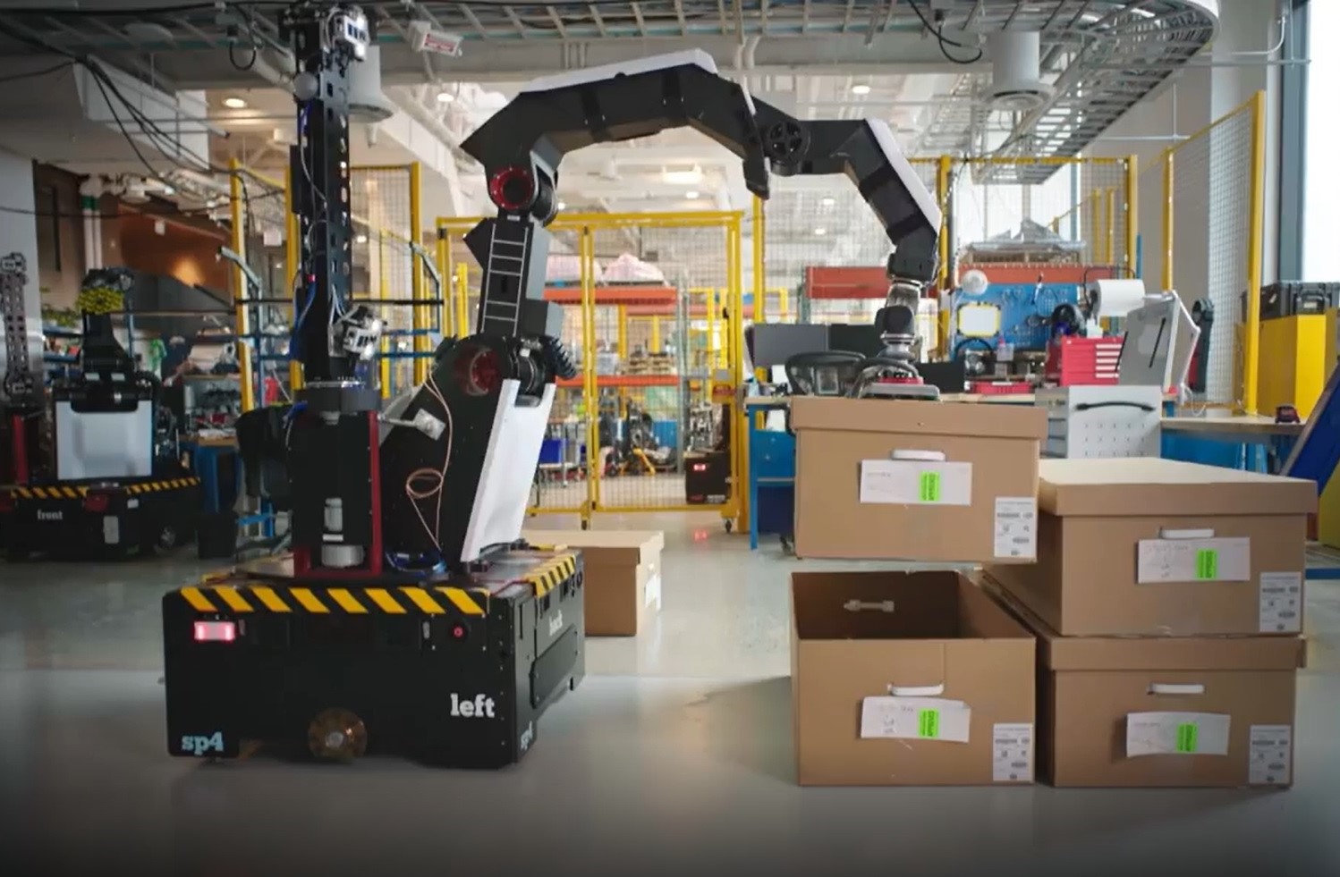 Robotul care înlocuiește omul. Poate muta până la 800 de cutii pe oră, iar bateria îl ține 8 ore, cât programul de lucru