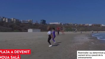 Antrenorii de fitness și-au mutat antrenamentele pe plajă. Cum se antrenează oamenii la mare