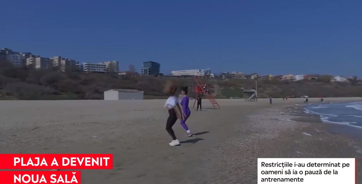 Antrenorii de fitness și-au mutat antrenamentele pe plajă. Cum se antrenează oamenii la mare