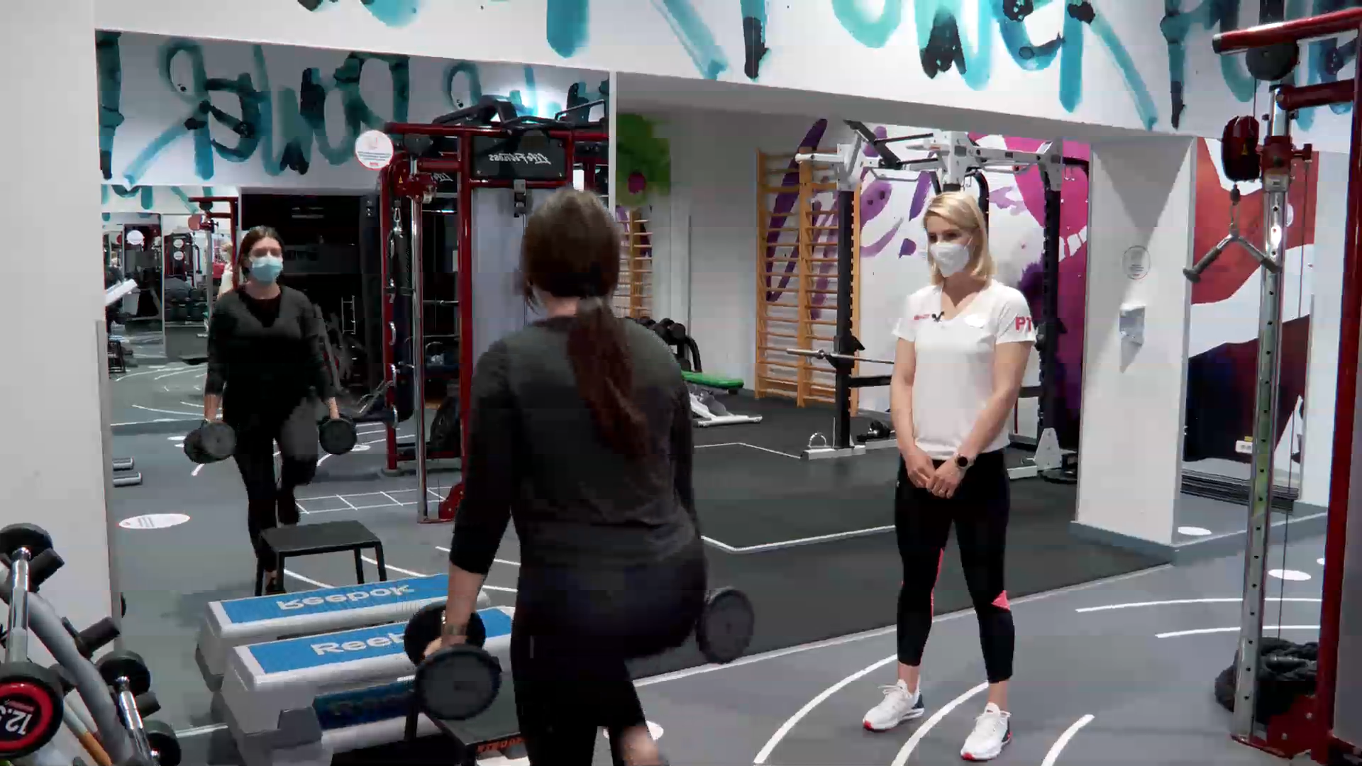 Pasionaţii de fitness din Bucureşti au revenit la sală încă de la primele ore ale dimineţii