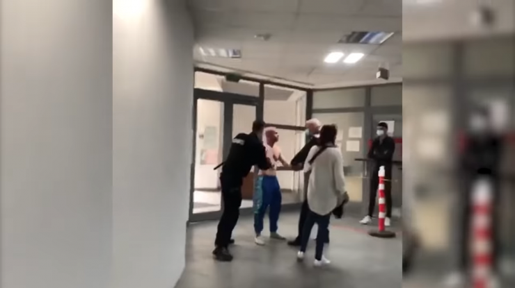 Scandal la Starea Civilă din Vaslui. Doi bărbați s-au luat la bătaie, iar femeile s-au păruit. Polițiștii, prinși între bătăuși. VIDEO