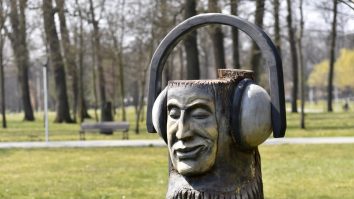 Sculpturi cu drujba. În mai puțin de 15 minute un buștean capătă chipul unui bătrân