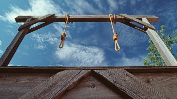 Gândești? Poți fi omorât. Listă de execuție cu 30 de intelectuali români, publicată de un simpatizant AUR pe Facebook. „Pedeapsă capitală trădătorilor de țară”