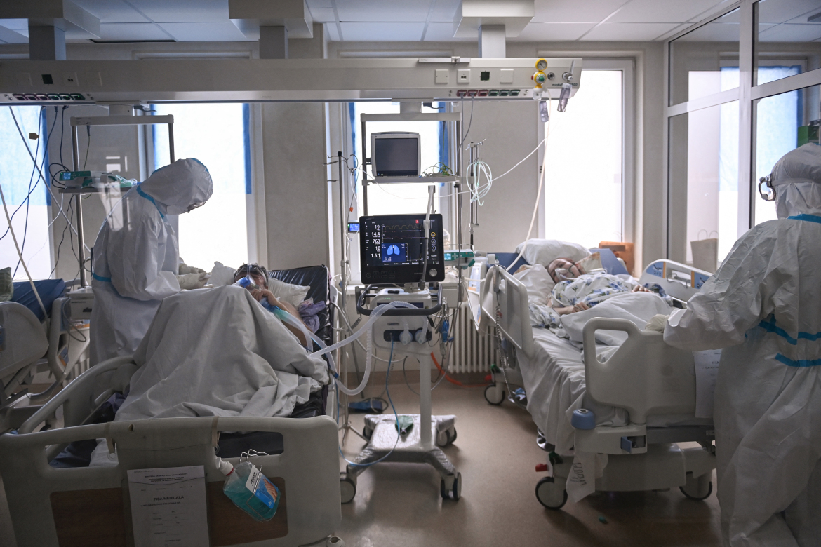 Situație disperată în secțiile ATI din București. Medic: „Vin familii întregi, iar cei mai mulți sunt nevaccinați. Reîncepe lupta pentru un loc”