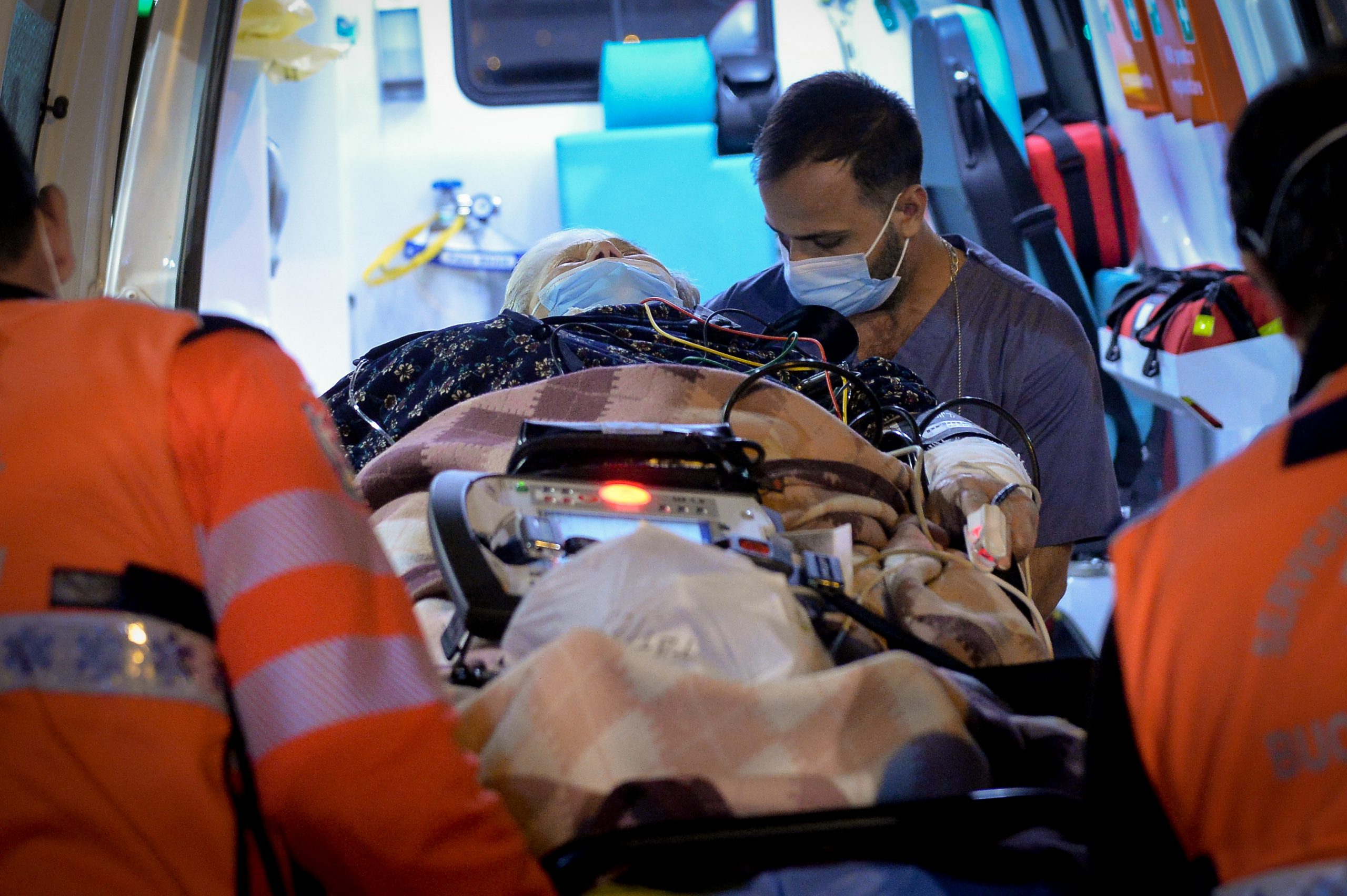 BILANȚUL ZILEI. 2.323 de infectări, raportate în ultimele 24 de ore. Situația la ATI, critică în continuare