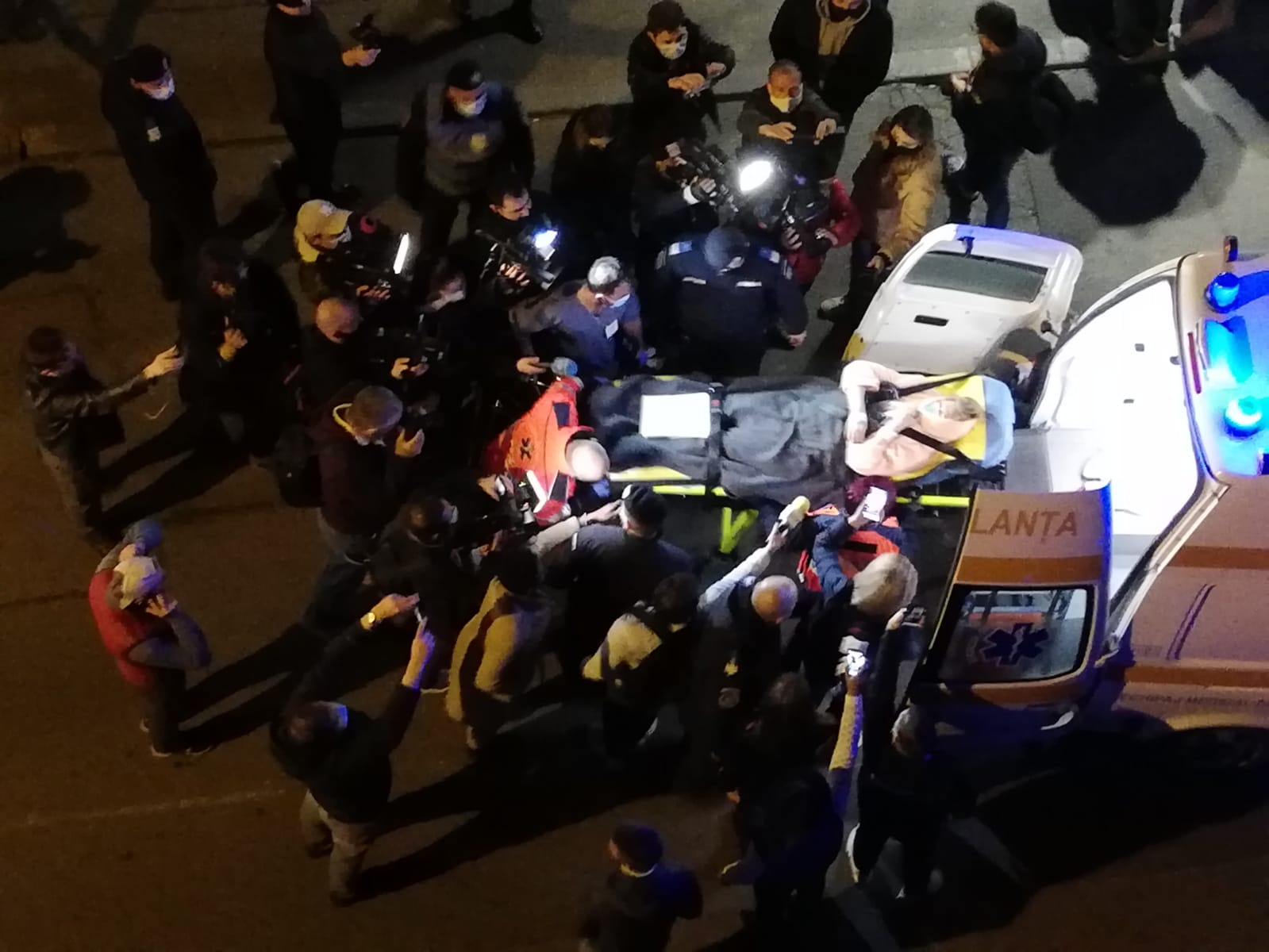 FOTO-VIDEO. Pacienții de la Spitalul „Foișor” din București au fost evacuați în plină noapte. Unitatea medicală devine spital COVID