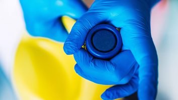 Zeci de mii de sticle de înălbitor, vândute ca leac pentru COVID de trei bărbați din SUA. „Tratamentul” a fost promovat și de Donald Trump în 2020