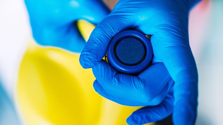 Zeci de mii de sticle de înălbitor, vândute ca leac pentru COVID de trei bărbați din SUA. „Tratamentul” a fost promovat și de Donald Trump în 2020