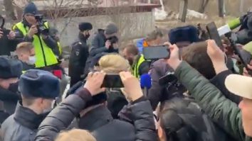 Susţinătorii lui Navalnîi, inclusiv medicul său personal, arestați în faţa închisorii din Pokrov: „S-ar fi putut infecta cu coronavirus în închisoare”