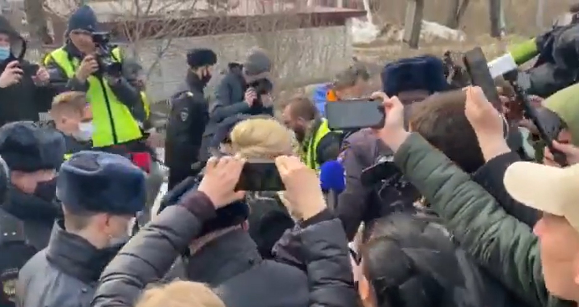 Susţinătorii lui Navalnîi, inclusiv medicul său personal, arestați în faţa închisorii din Pokrov: „S-ar fi putut infecta cu coronavirus în închisoare”