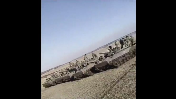 VIDEO. „Pregătiți de luptă”. Noi imagini cu trupe și convoaie militare la granița Ucrainei