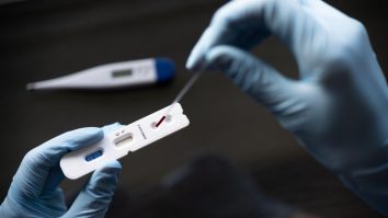 Mai multe persoane sunt bănuite de eliberarea şi folosirea de teste Covid-19 falsificate. Polițiștii fac percheziții