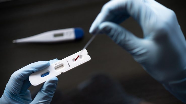 Mai multe persoane sunt bănuite de eliberarea şi folosirea de teste Covid-19 falsificate. Polițiștii fac percheziții