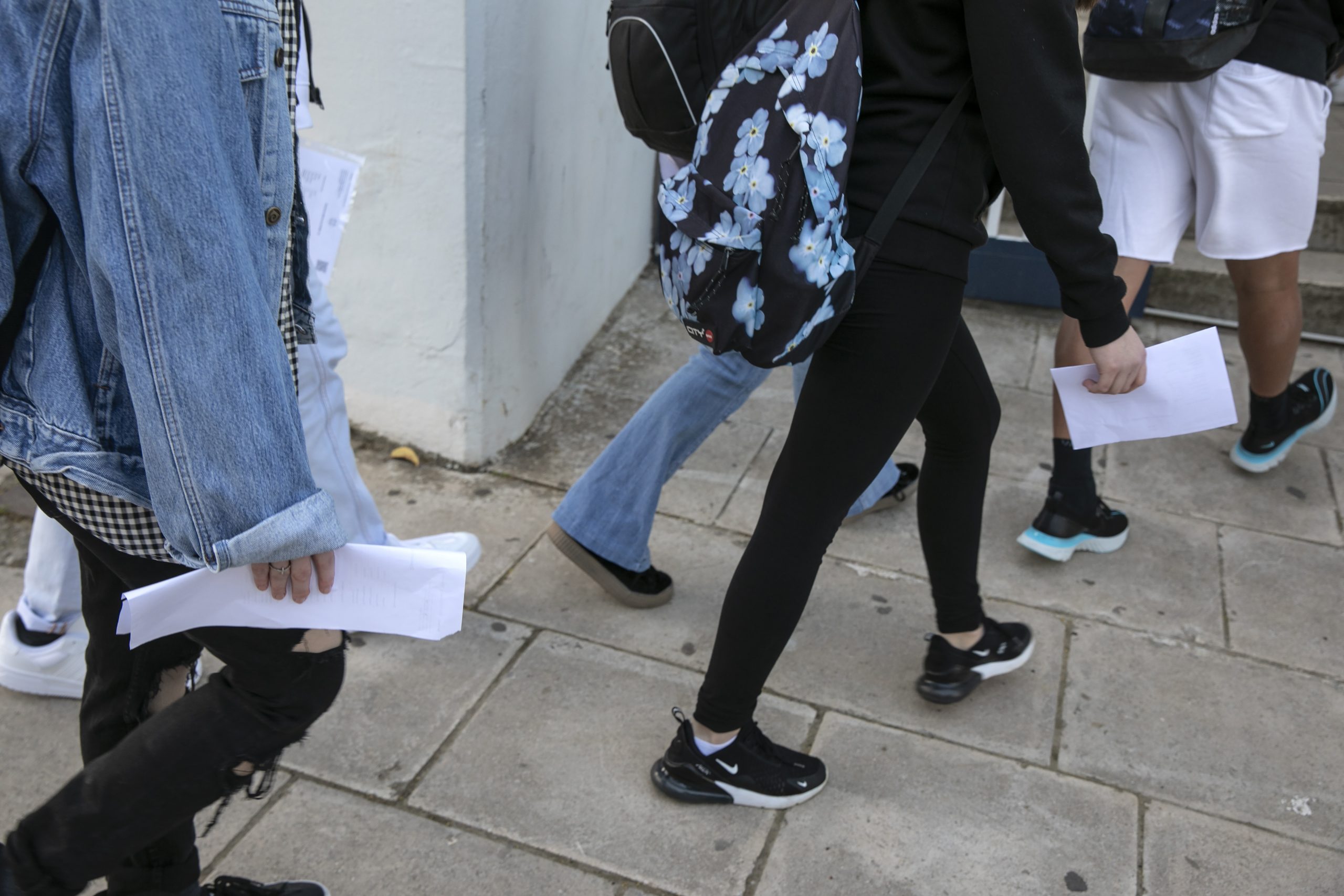 Elevii și profesorii din Grecia vor fi nevoiți să prezinte două teste negative săptămânal. Ce spun cadrele didactice din România despre măsură