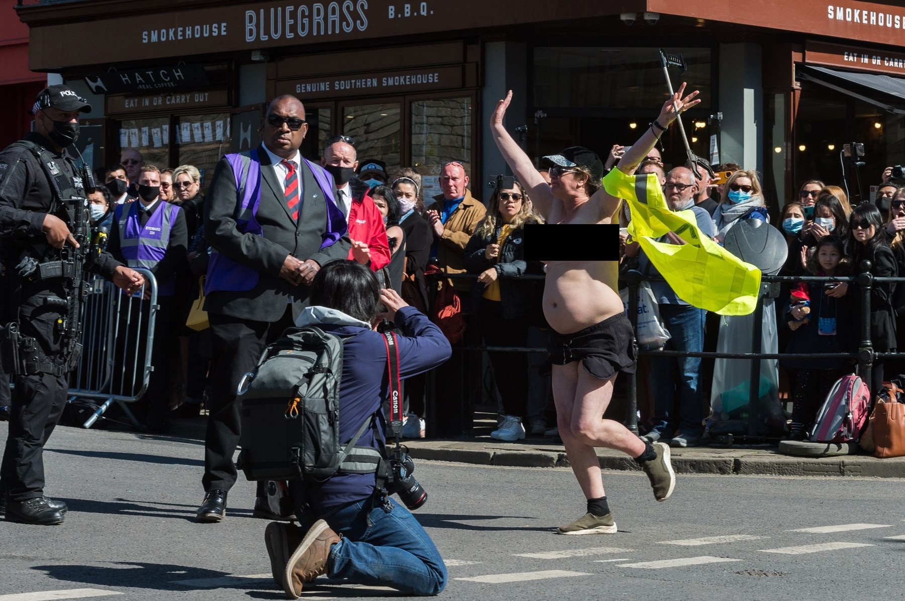 O femeie topless a fost arestată în timpul înmormântării prințului Philip