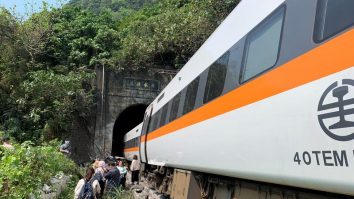 Un tren în care se aflau 350 de persoane a deraiat într-un tunel din Taiwan. Autoritățile anunță cel puțin 48 de morți